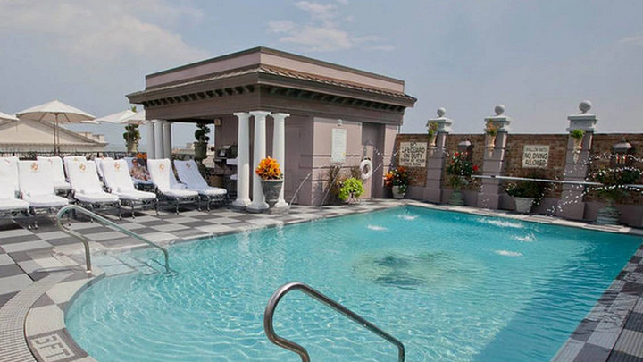 Market Pavilion Hotel pool